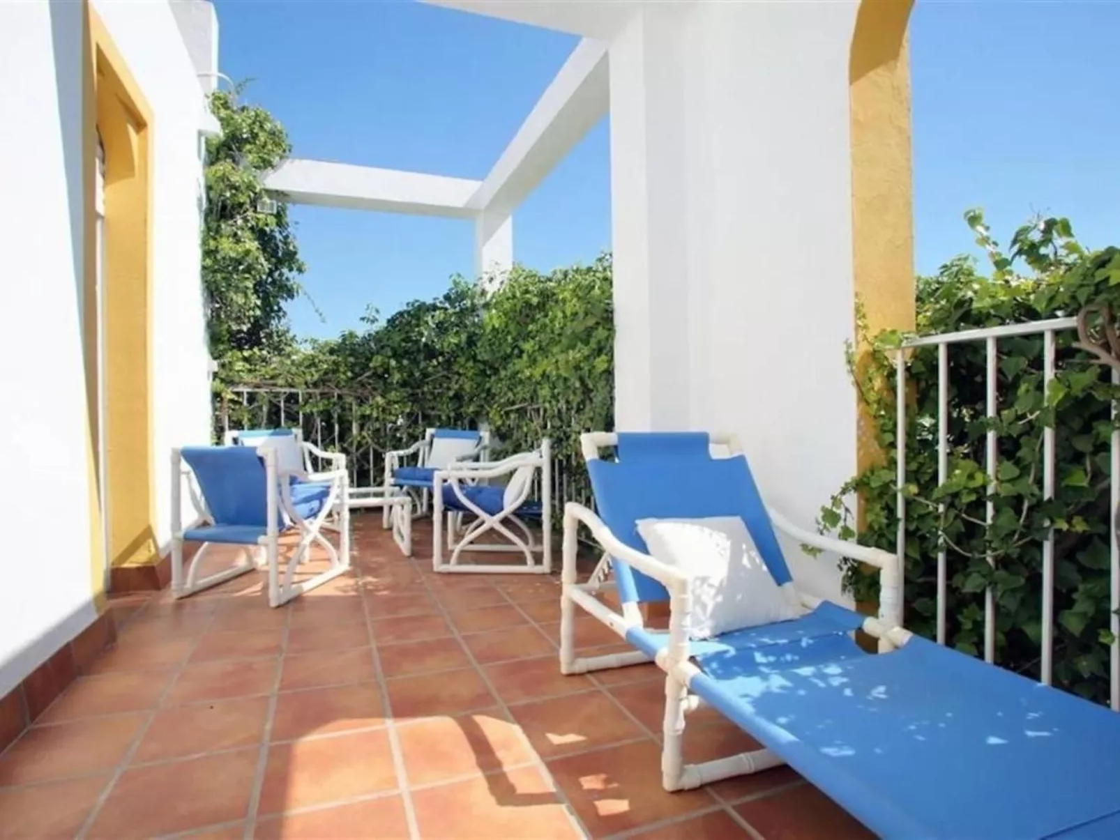 Schöne Villa, großer Pool und Garten-Buiten