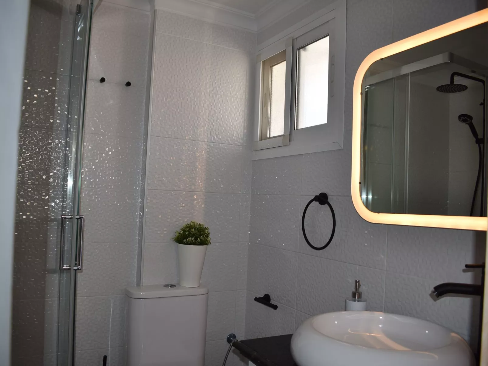 Helle und renovierte Ferienwohnung mit Balkon und tollem Blick auf das Meer-Image-tags.info