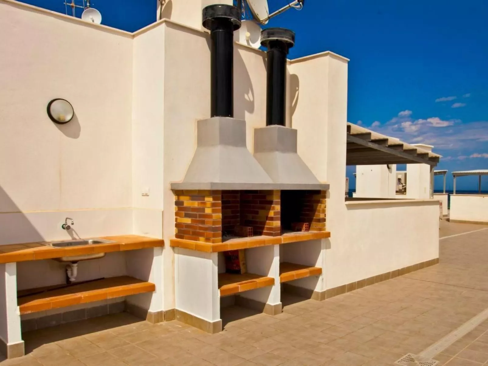 "Pinada Beach" mit Schwimmbad-Image-tags.info