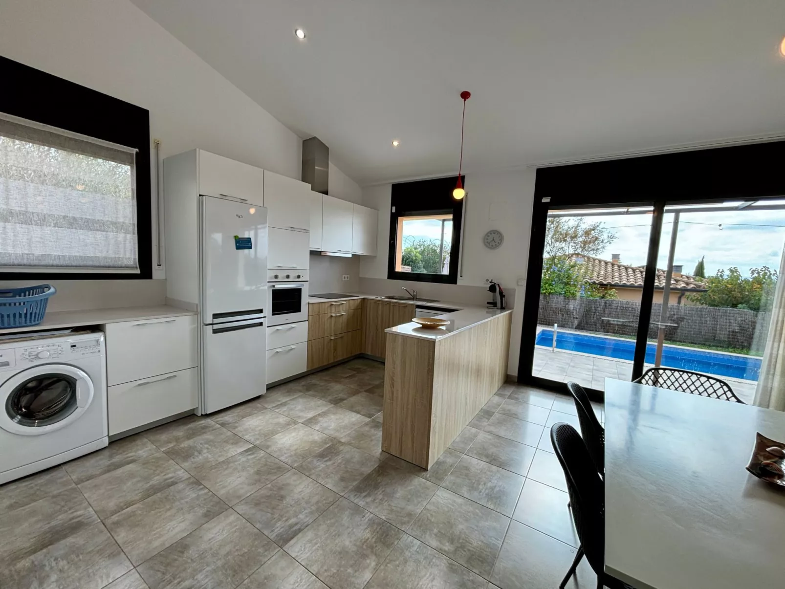 Modernes Einfamilienhaus mit Pool-Image-tags.info