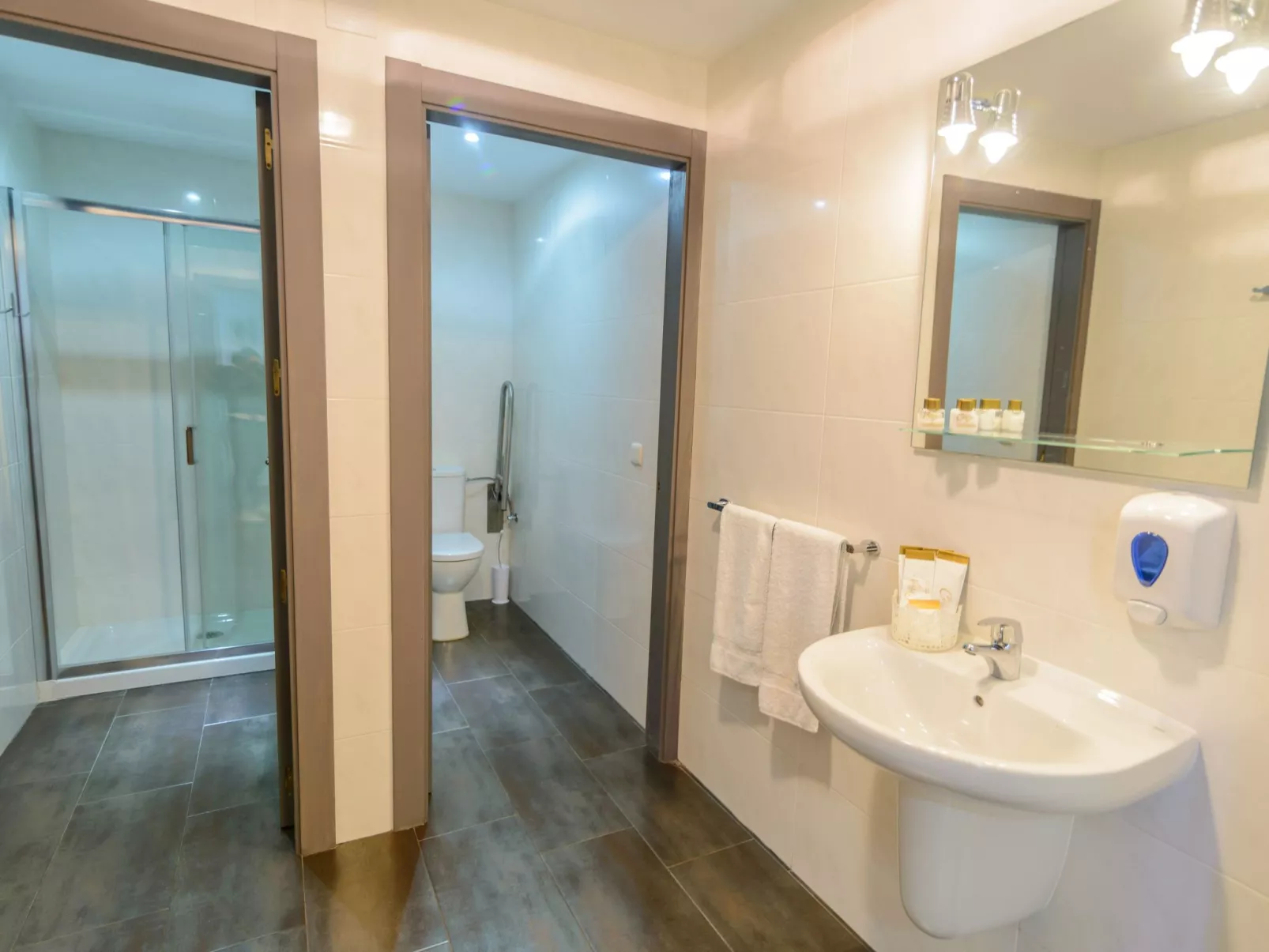 Spa-Spielzimmer mit Außen-Whirlpool und Schwimmbad-Binnen