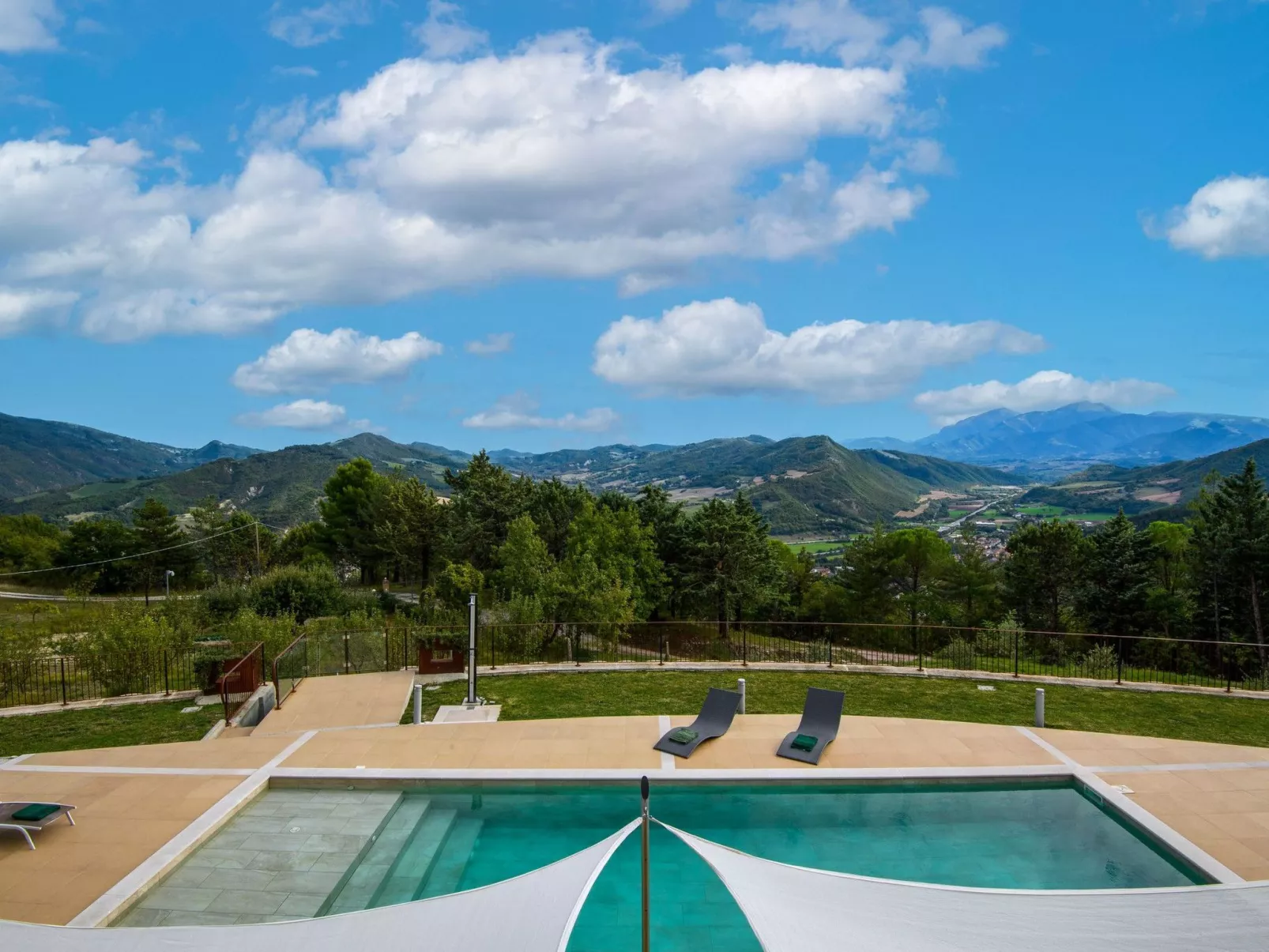 Villa Montefalcone, Außen- und Innenpool-Buiten