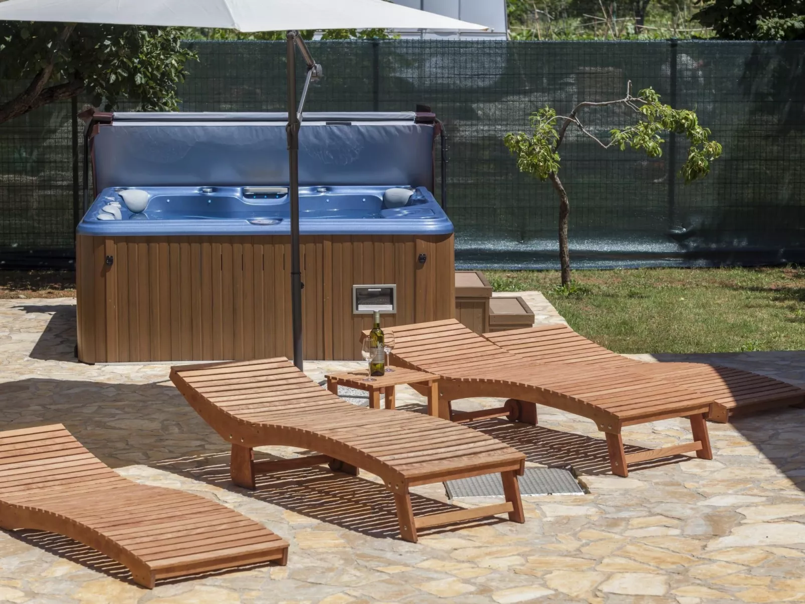 In Vintijan mit Großem Whirlpool-Buiten