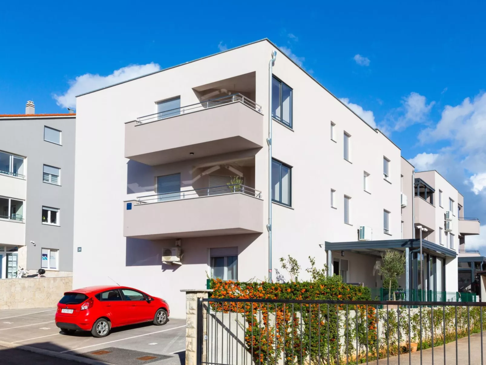 Modernes Apartment As Veliki mit Terrasse-Buiten