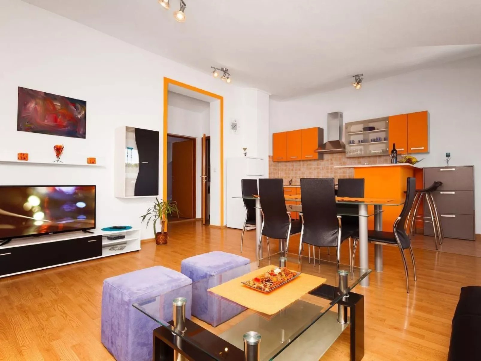 Mit Jacuzzi in Villa mit Parkplatz-Binnen