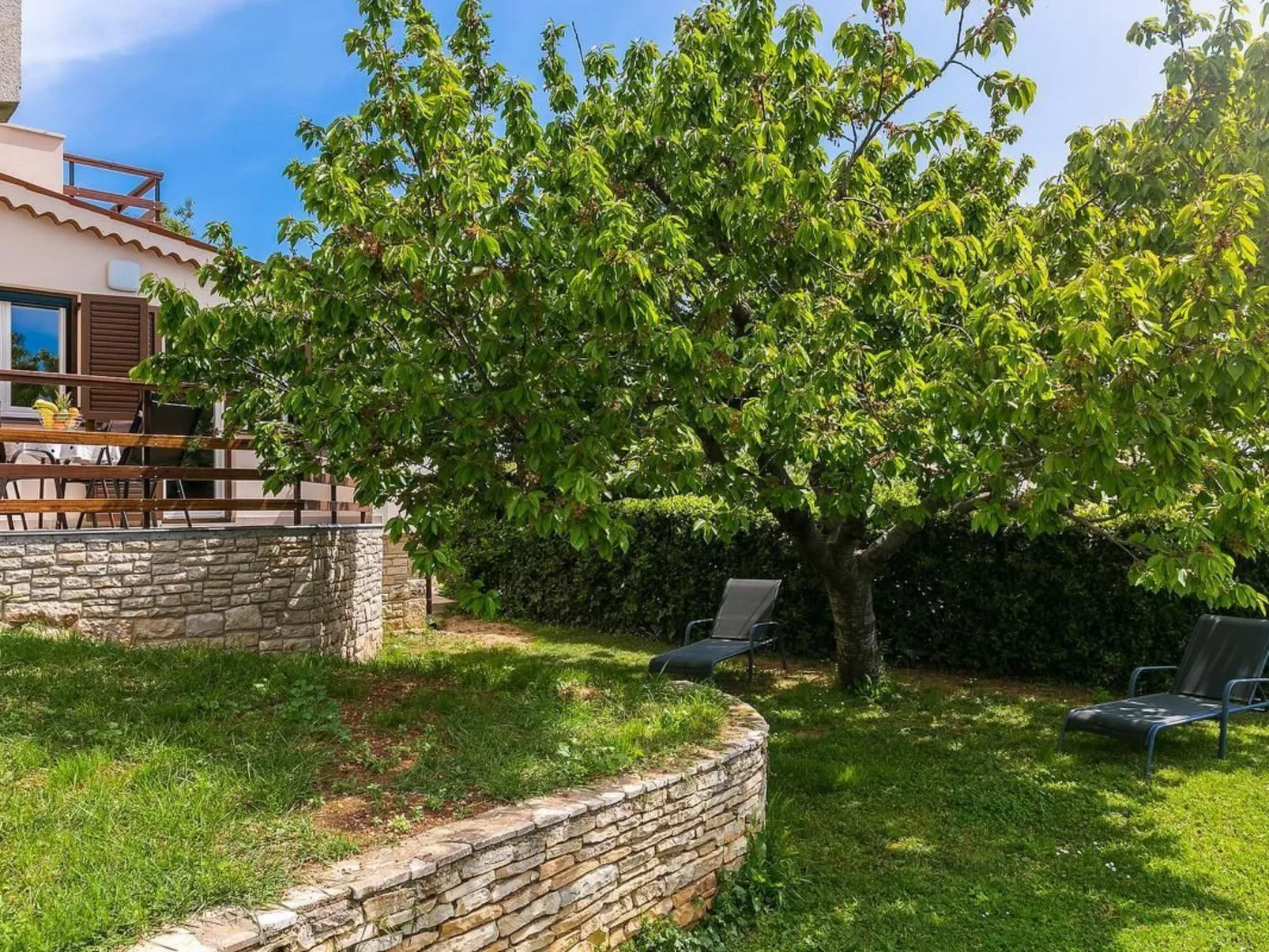 "Elvira" mit Terrasse-Buiten