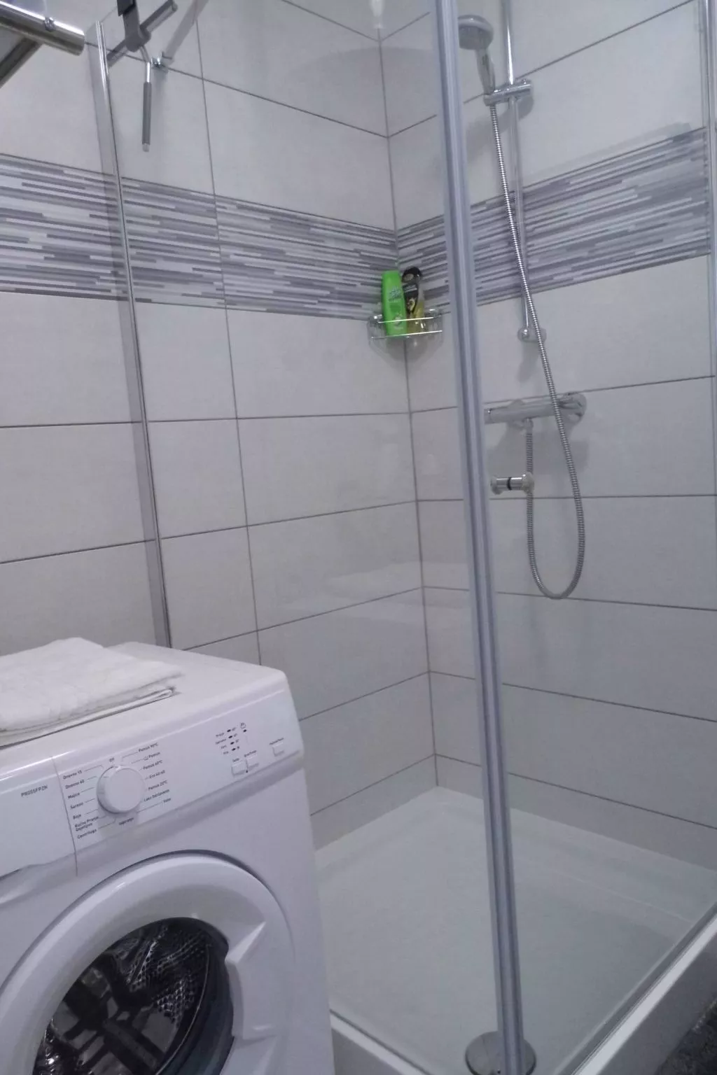 Ausgezeichnete neue und moderne Wohnung-Binnen