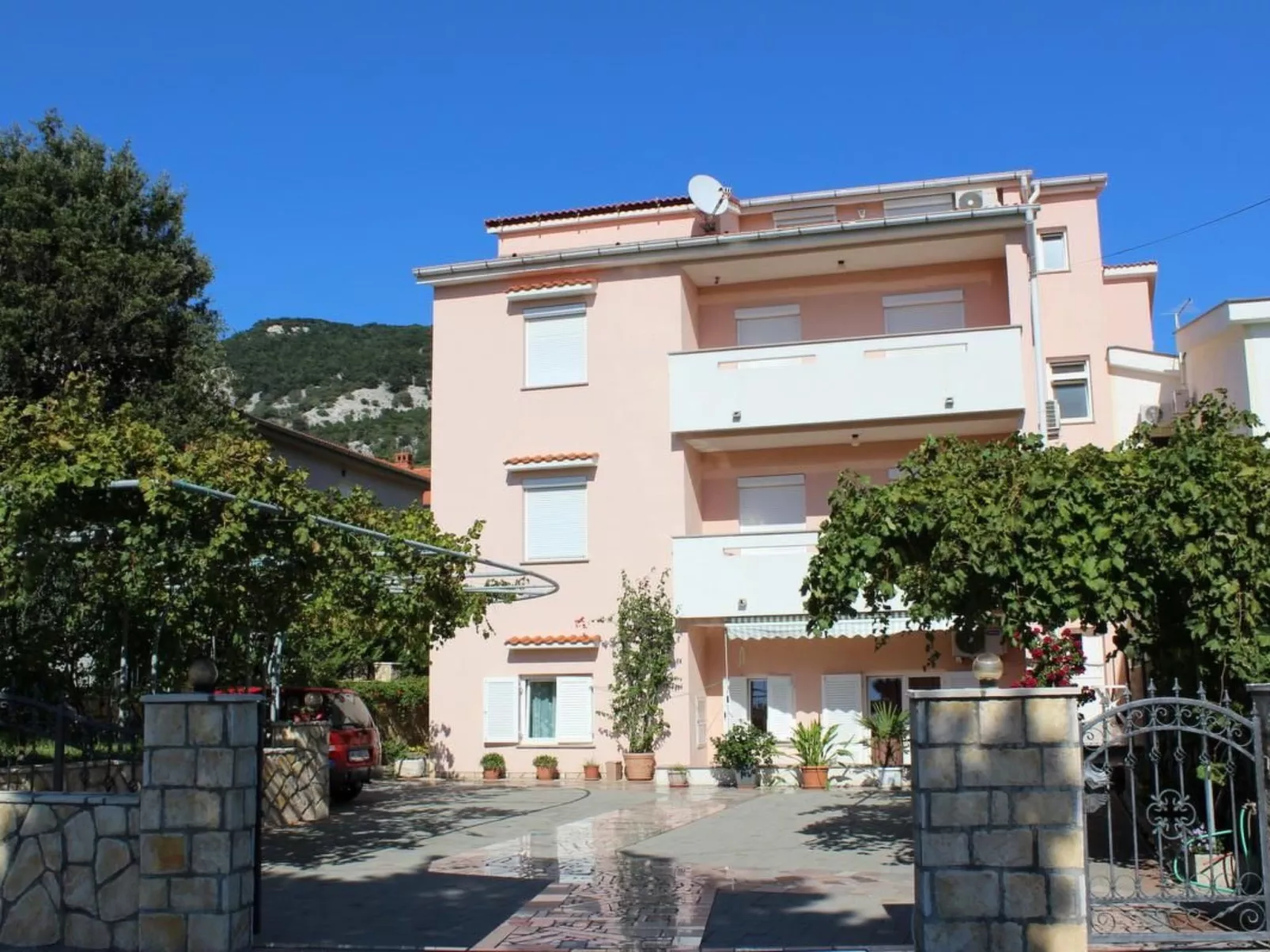 Schöne Wohnung in Baška mit Eigener Terrasse-Buiten