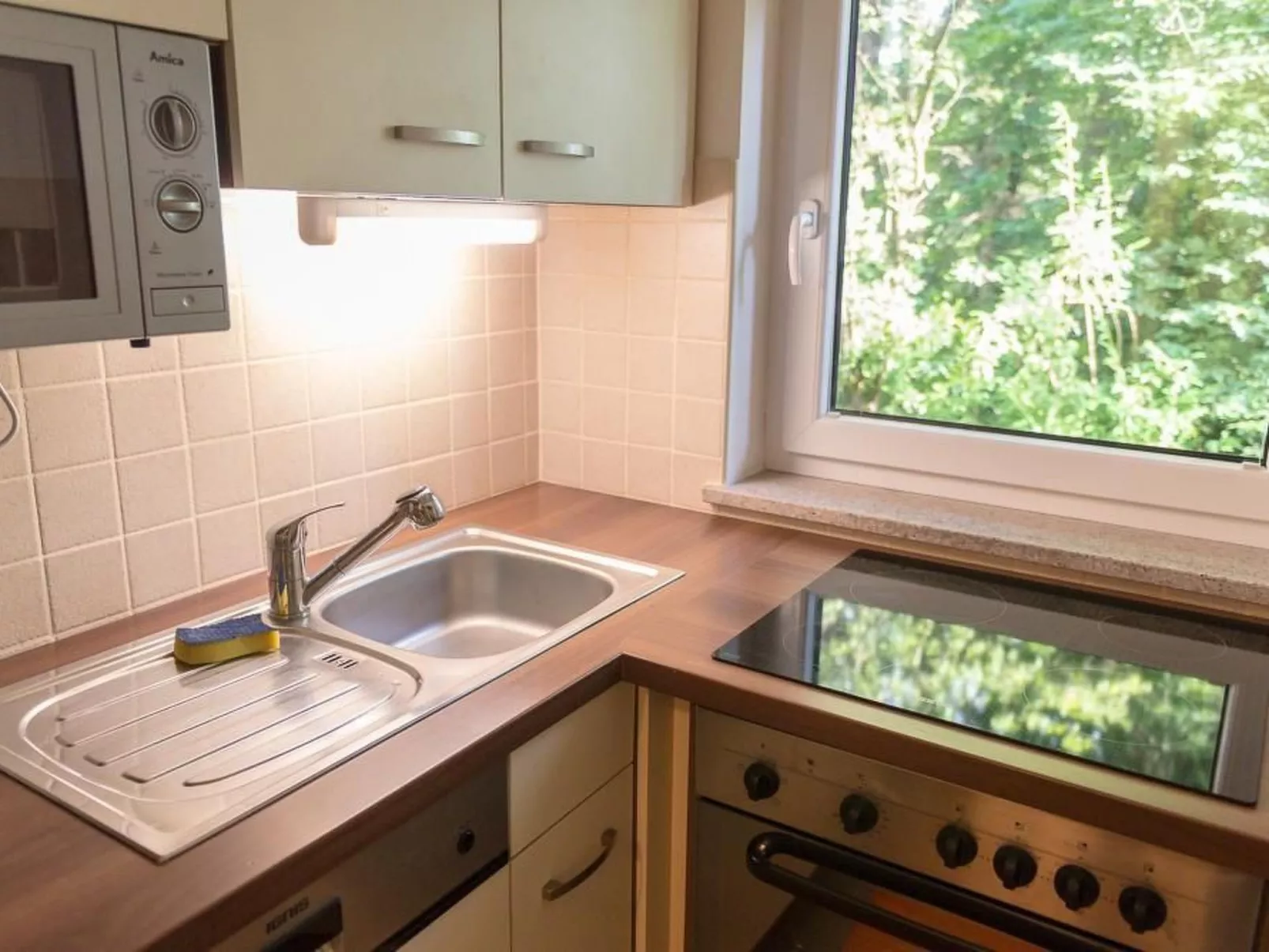 Kleines Haus am Rande des Waldes-Image-tags.info