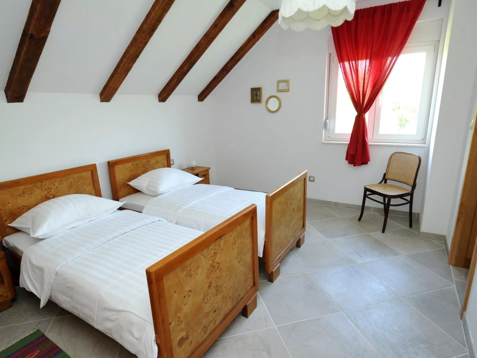 Alleinstehendes Ferienhaus mit Swimmingpool-Binnen