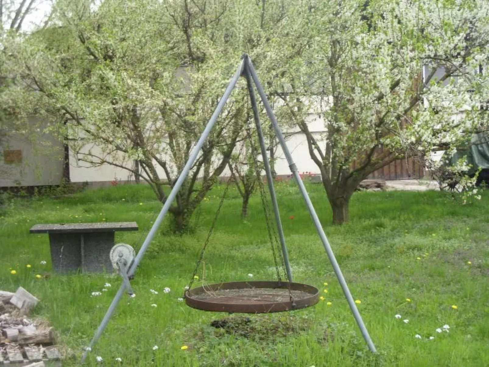 Mit Terrasse und Parkplatz-Buiten