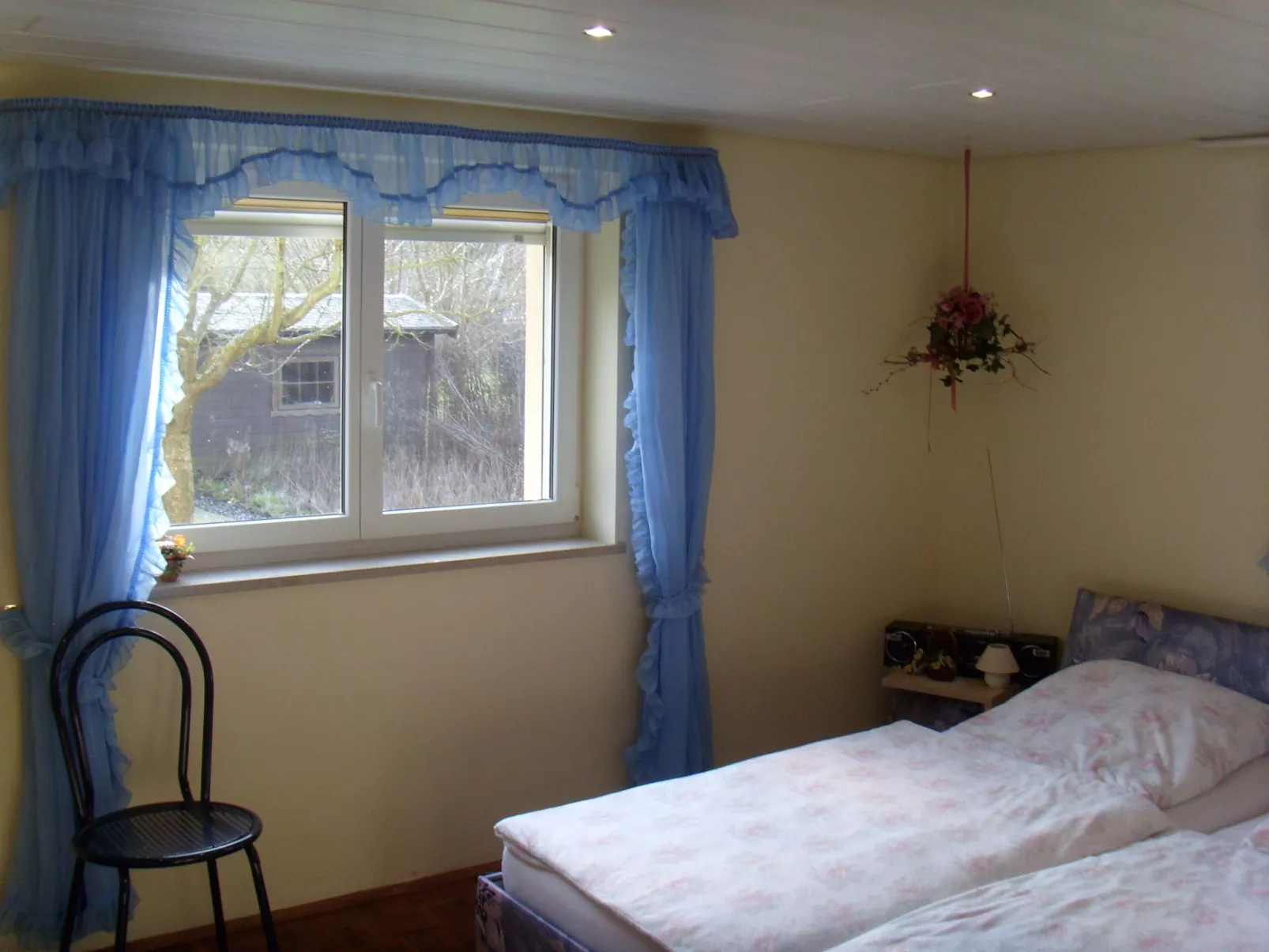 Mit Blick zur Wallfahrtskirche-Binnen