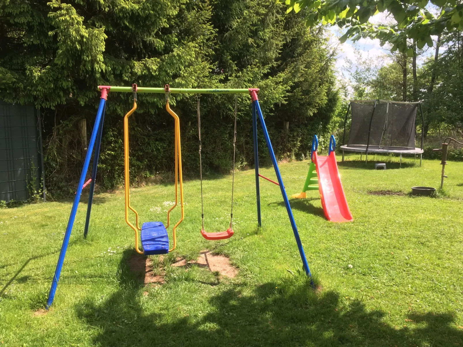 Haus mit Spielwiese-Buiten