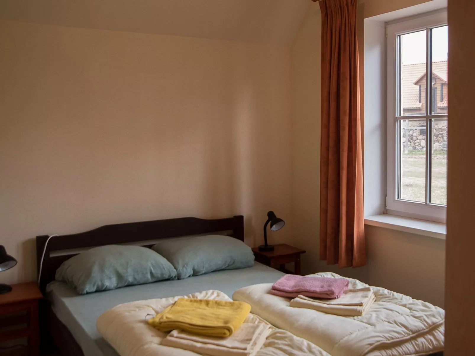 Fuchsbau in Waldnähe-Image-tags.info