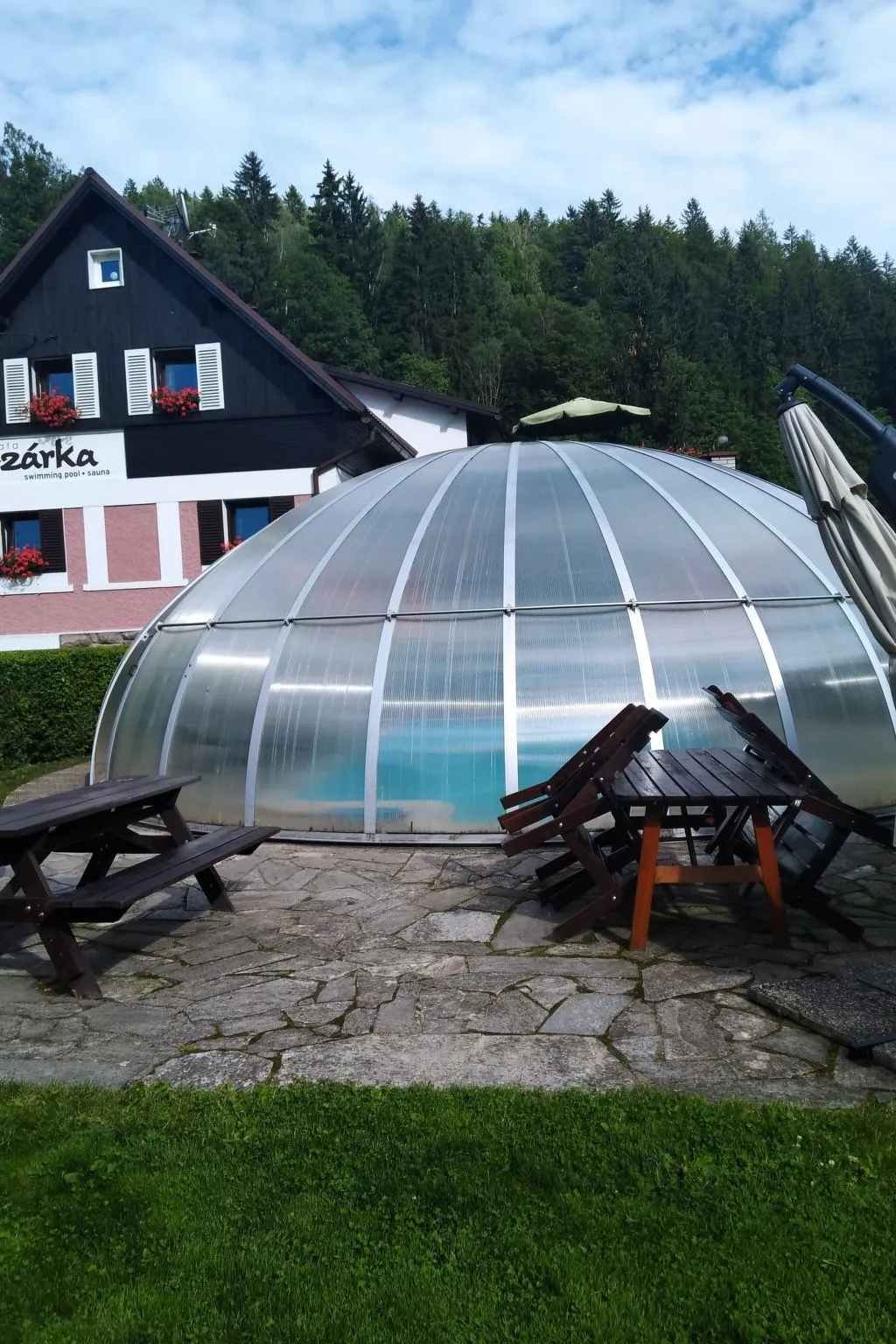Mit solarbeheiztem Außenpool und Sauna-Buiten