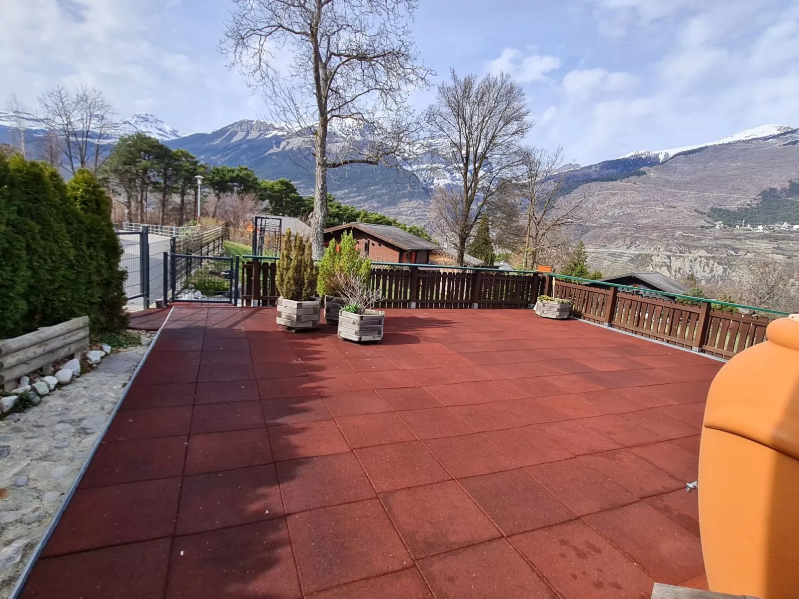 Chalet Haus (bei Einfahrt grosser Nussbaum )-Buiten