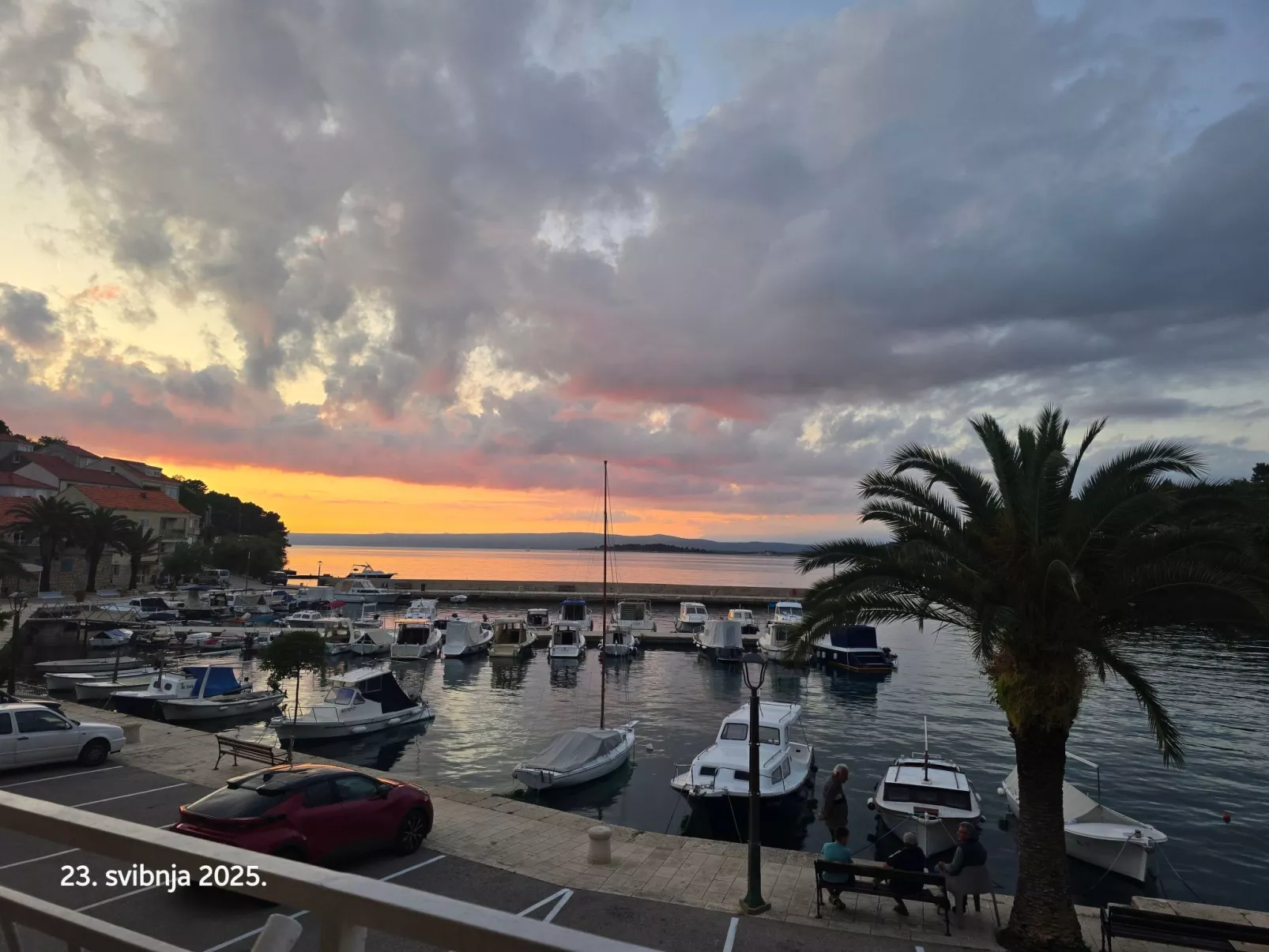 "Antun" am Strand-Buiten