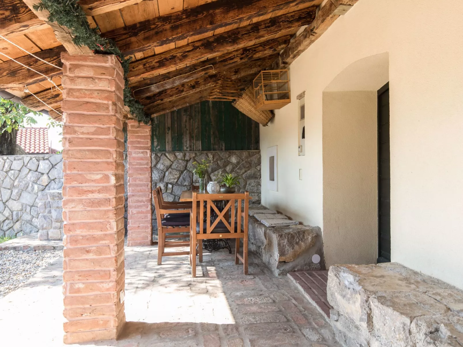 Haus mit modernem Interieur und einer alten Taverne - Buiten