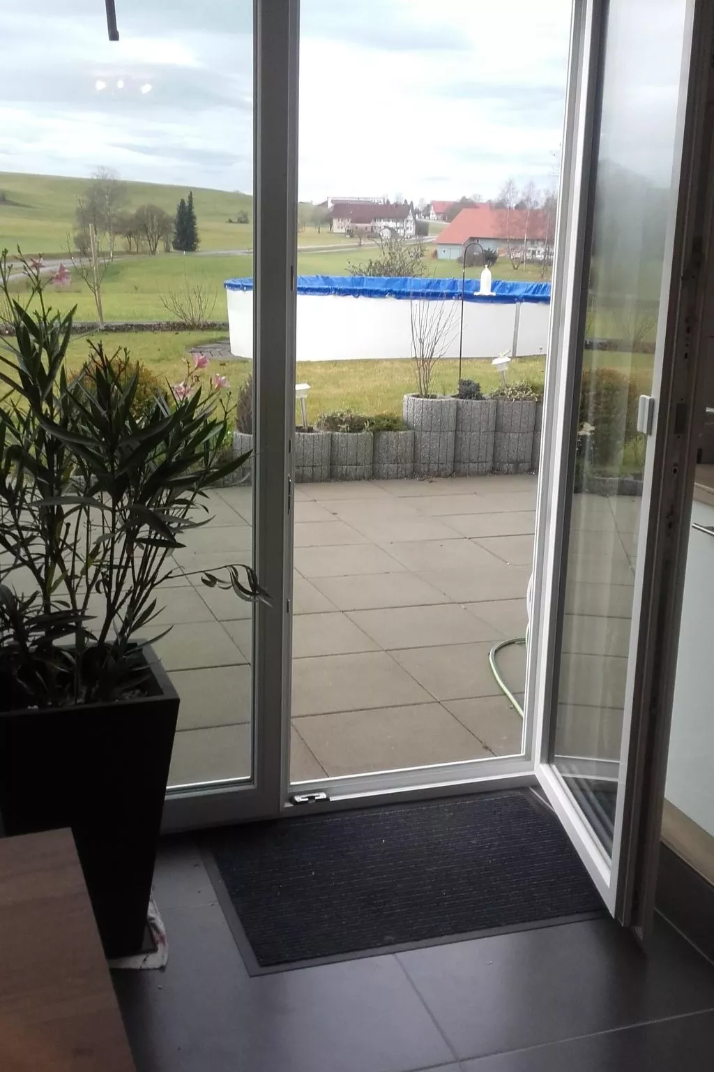 Wohnung mit großer Gartenterrasse und Ausblick-Buiten