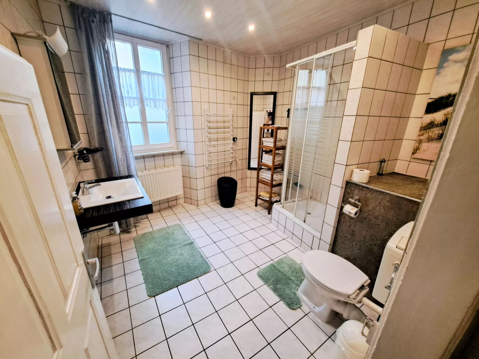 Mit Garten und Parkplatz-Binnen