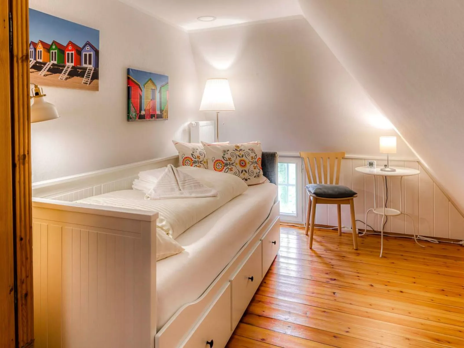 Reetdachhaus inmitten von Wiesen und Feldern-Binnen