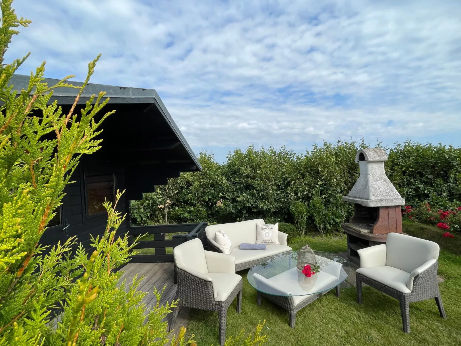 In Großmorsum mit Terrasse und Grill-Binnen