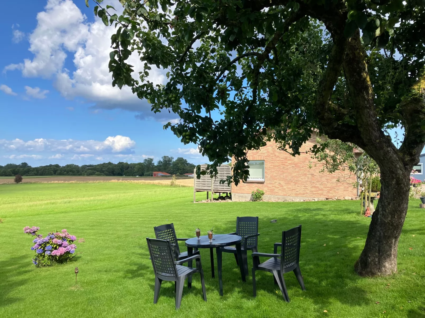 Haus mit Herz-Buiten