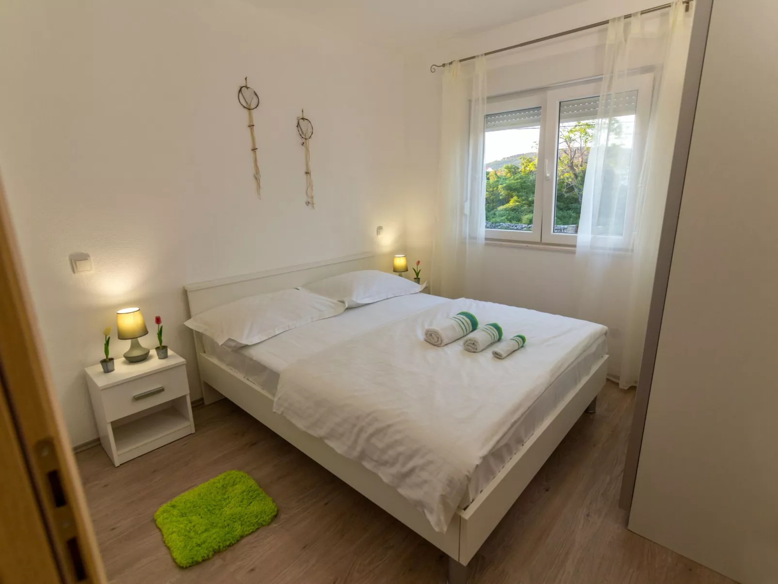 In Opanci mit beheiztem Pool, Parkplatz-Binnen