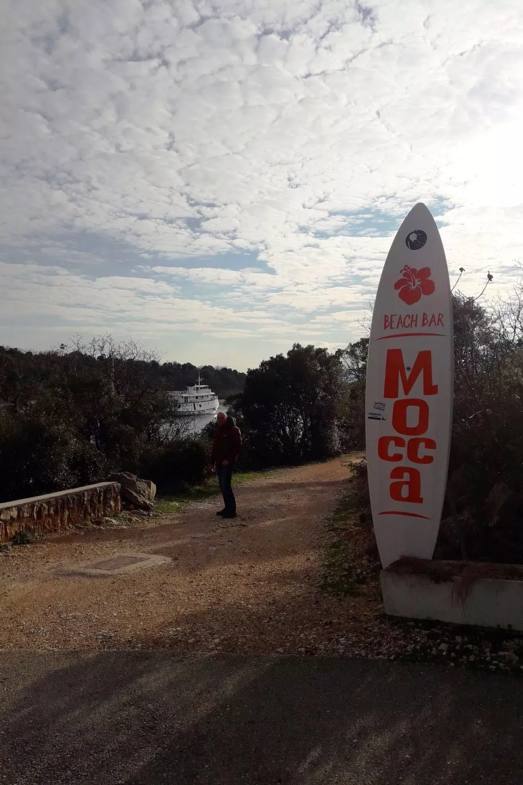 Gemütliches Ferienhaus in Pinezići mit großer Terrasse-Buiten
