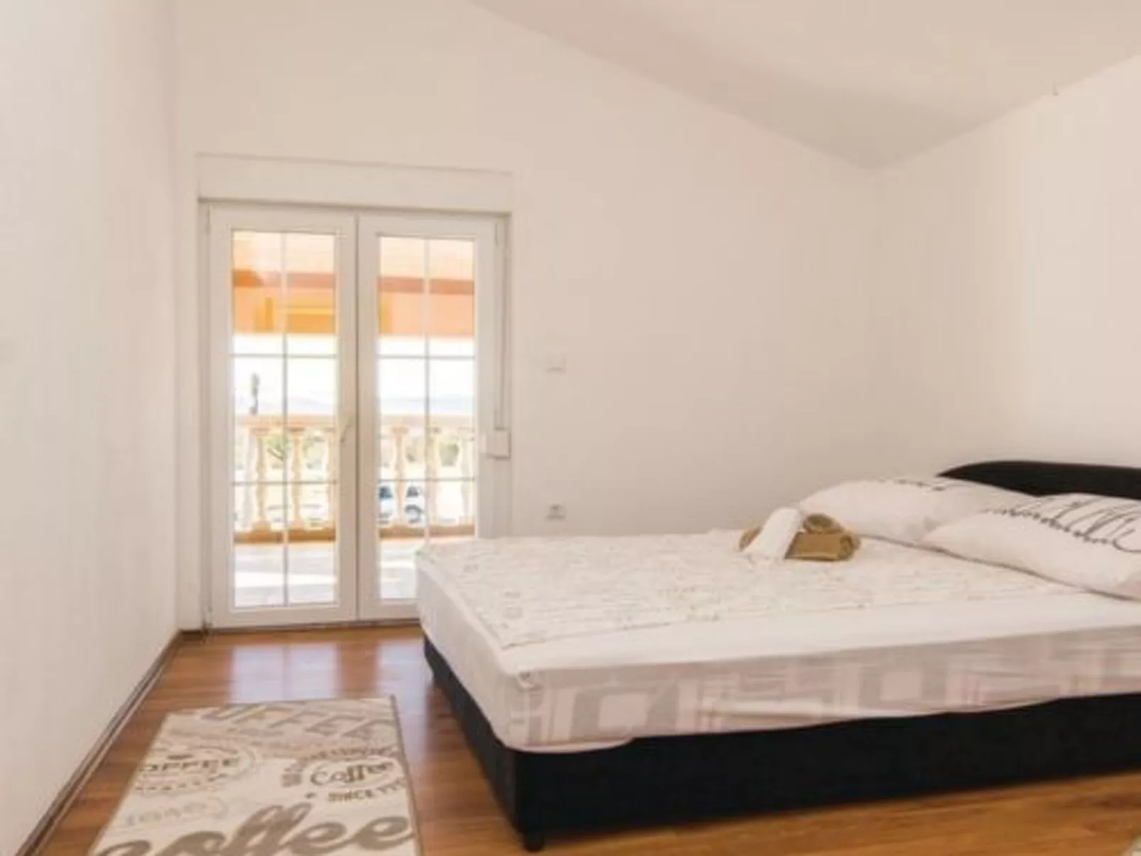 Laura mit Pool-Image-tags.info