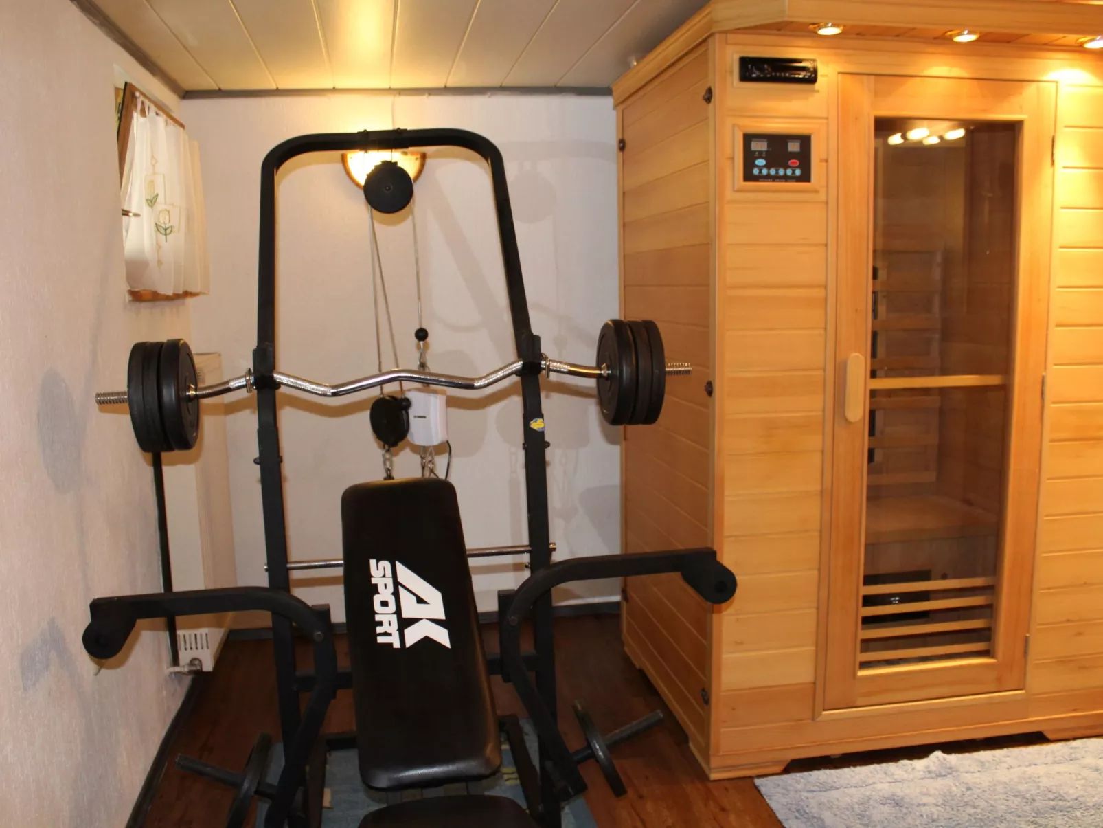 Mit Kaminofen, Fitnessraum und Sauna-Binnen