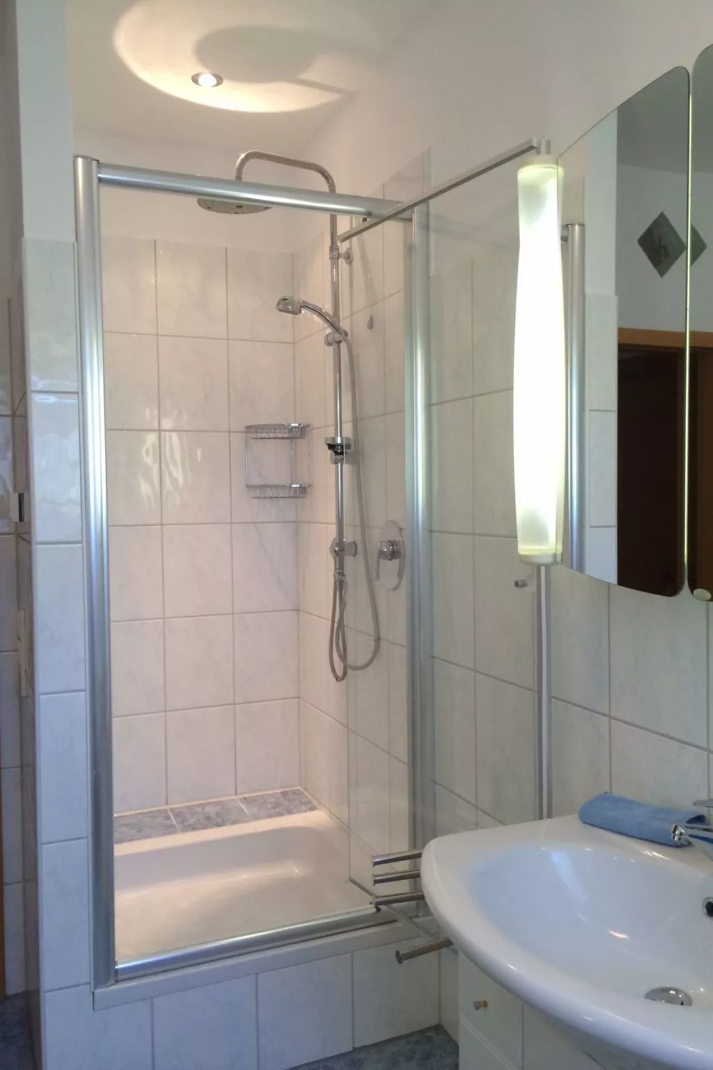 Helle Ferienwohnung für drei Personen-Binnen