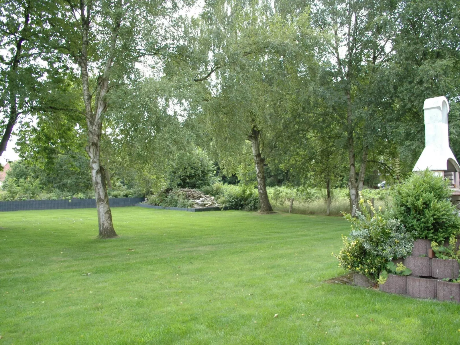 Mit Indoorpool, Garten und Partyraum-Buiten