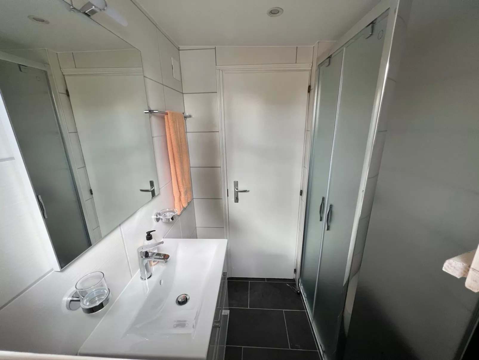 Chalet in der Nähe des Sees 3 Minuten zu Fuß entfernt-Binnen