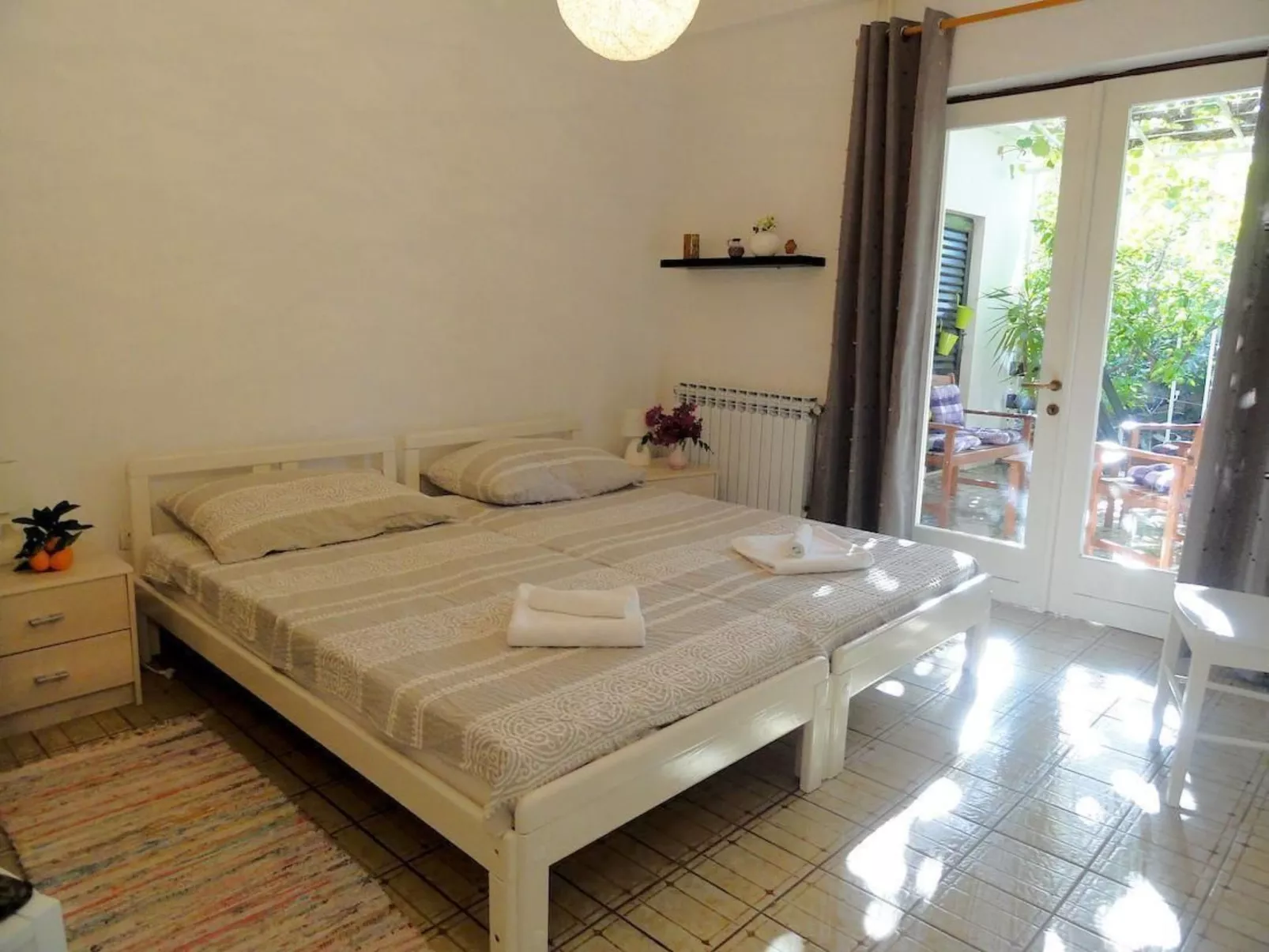 Karmen auf zwei Ebenen mit Garten-Binnen