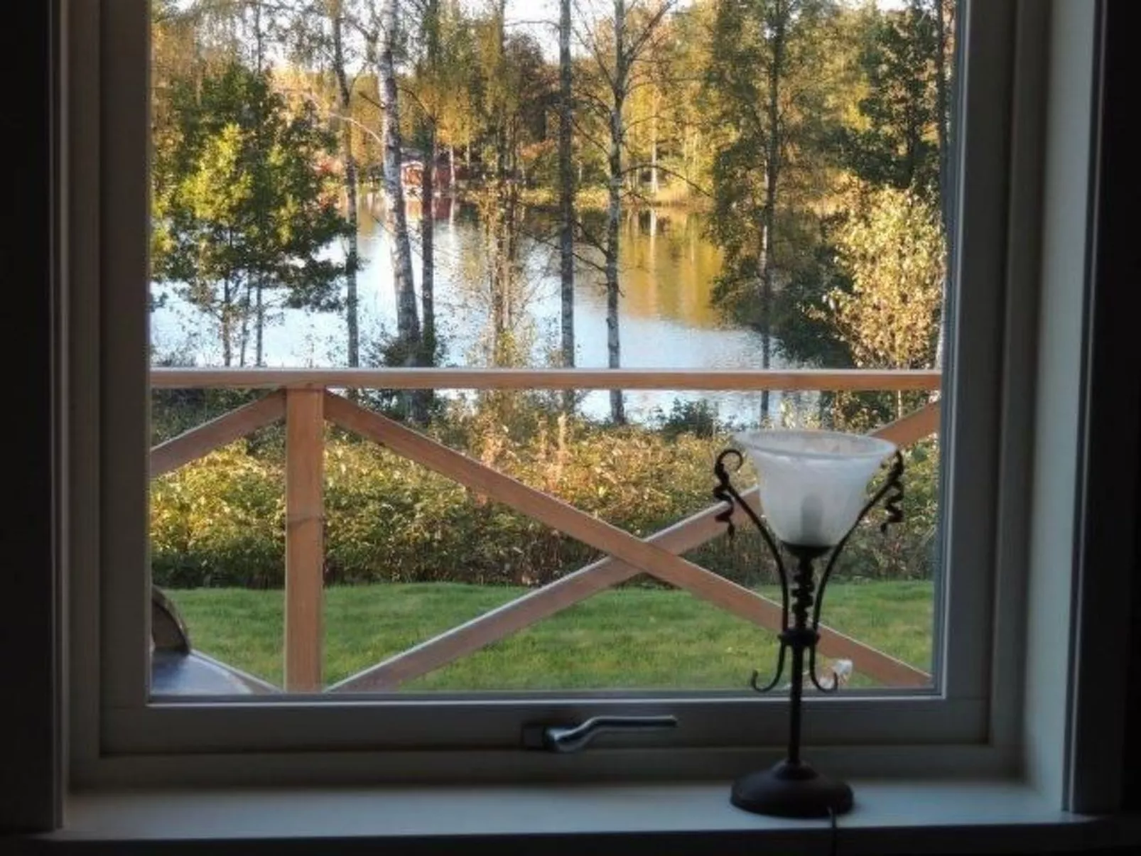 Modernes Haus mit hellem Dekor, mit Blick auf den See-Image-tags.info