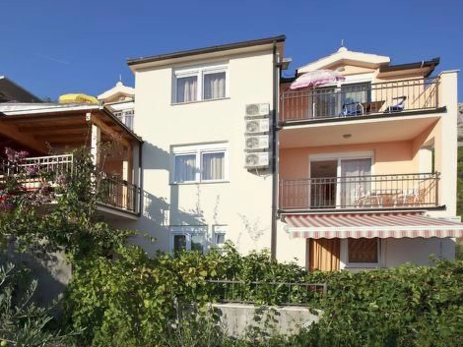 Wohnung im zweiten Stock mit Balkonen-Binnen