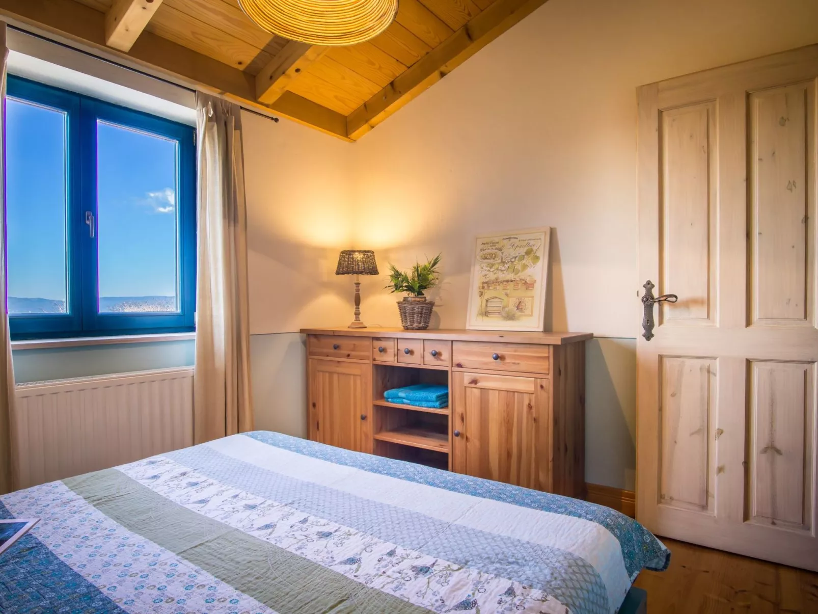 Ferienvilla mit Blick auf das Wasser-Image-tags.info