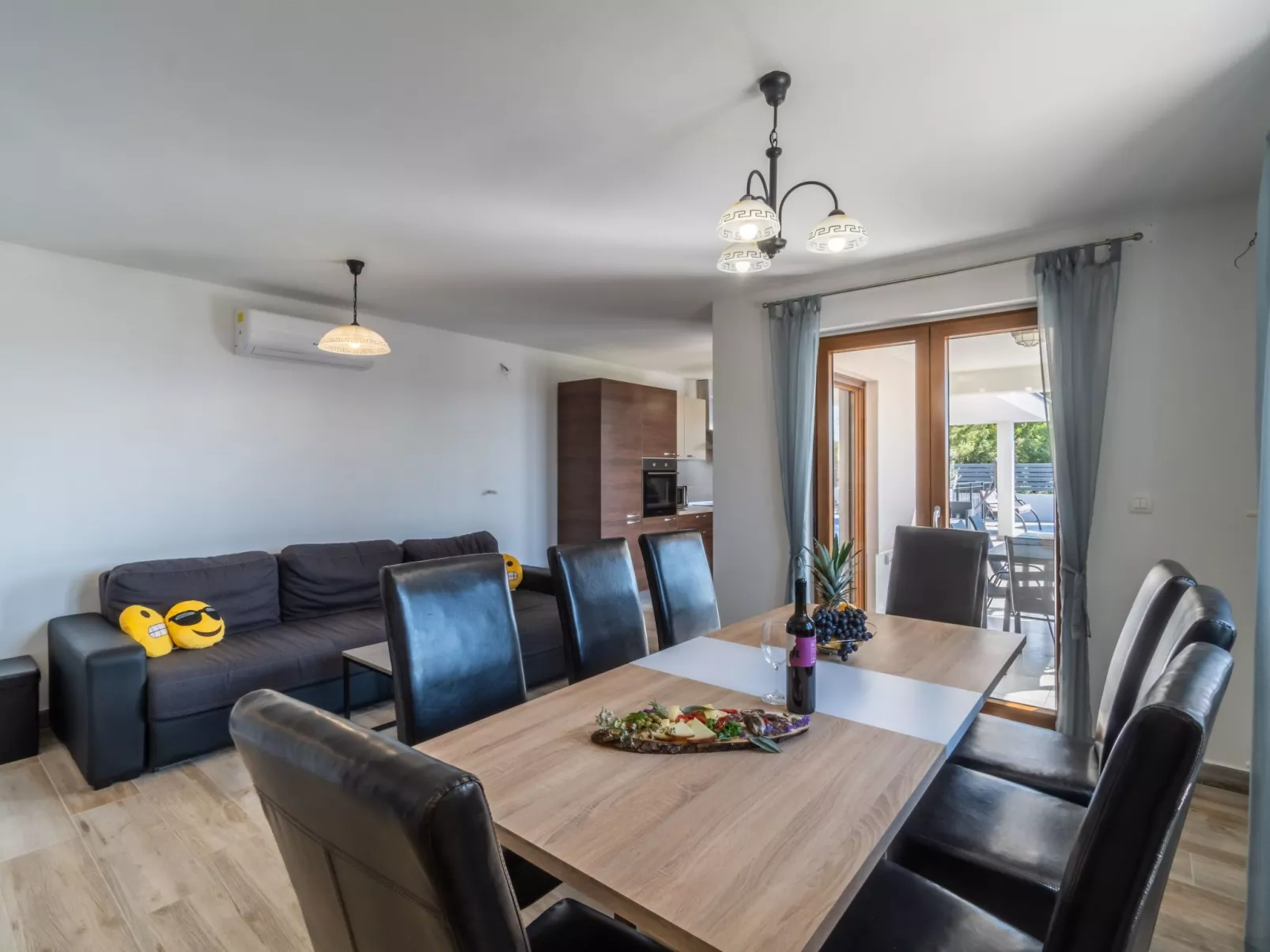 Elegantes Escape mit Pool und Panoramablick-Binnen