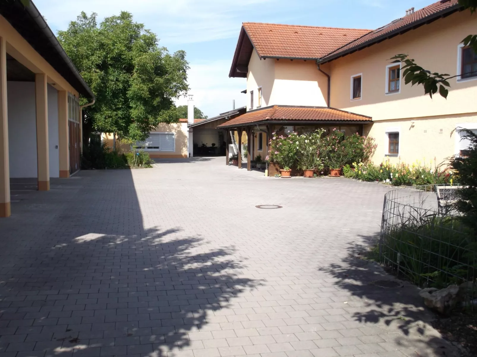 Appartementhaus mit Balkon und Gemeinschaftsgart - Buiten