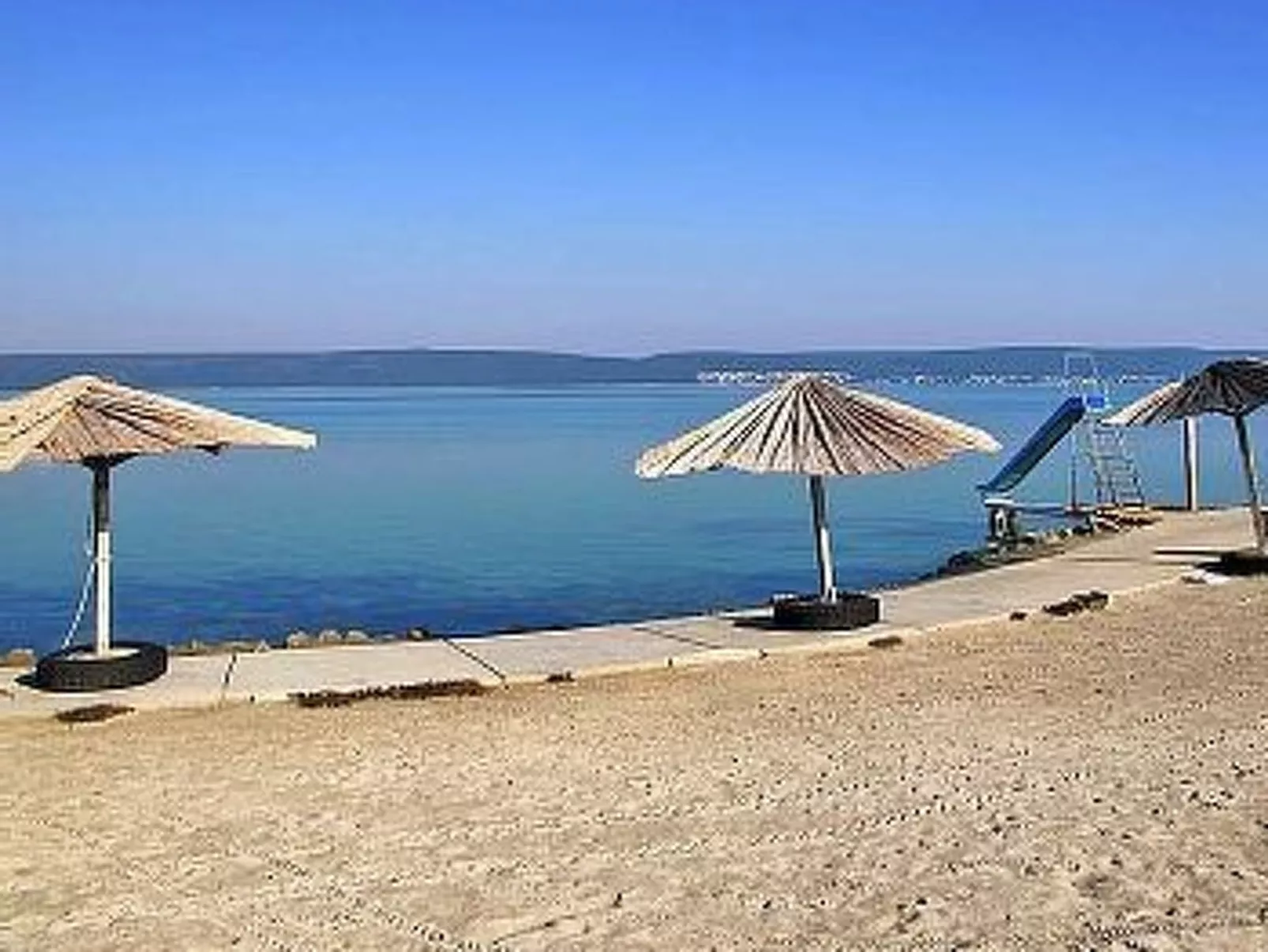 Für vier Personen mit Balkon im ersten Obergeschoss gelegen-Buiten
