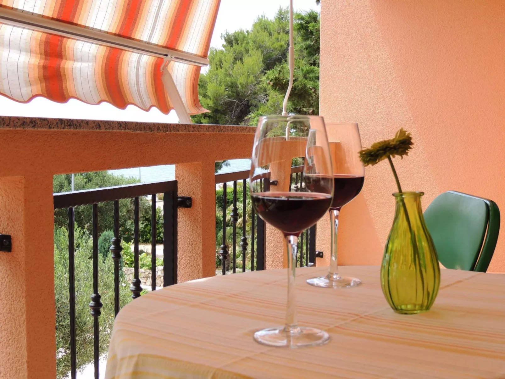 "Denona" mit Blick auf das Wasser-Buiten