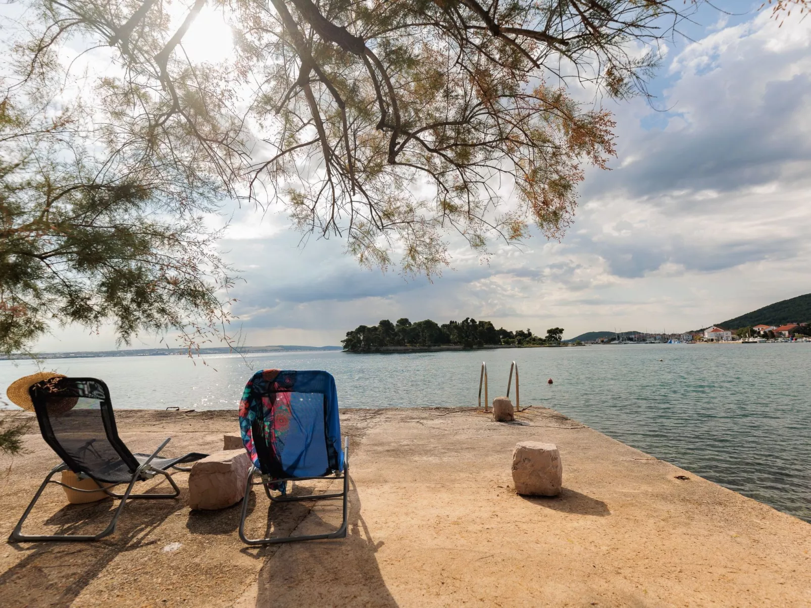 Traditionelles Steinhaus am Meer in Preko-Buiten