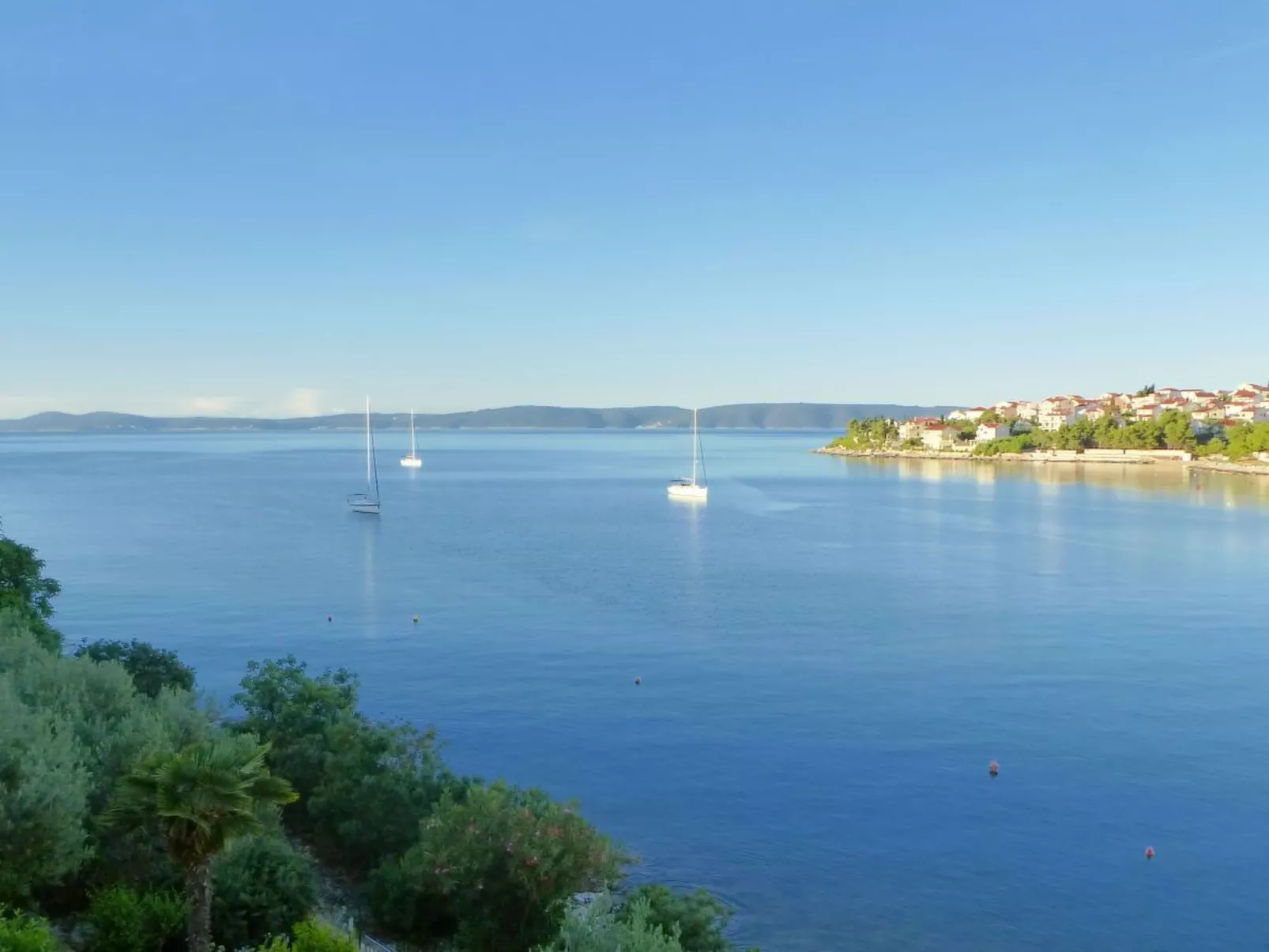 Klimatisierte Ferienwohnung in Okrug Gornji mit Gepflegtem Garten und Seeblick-Buiten