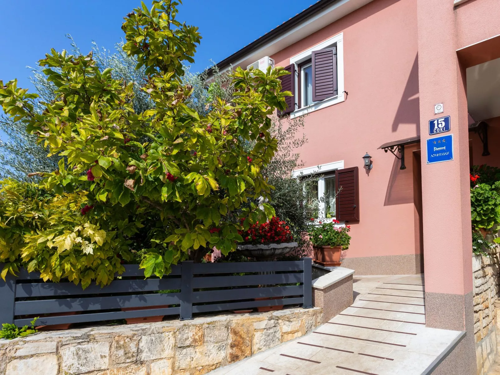 Schöne Wohnung Funtana Nr.1-Buiten