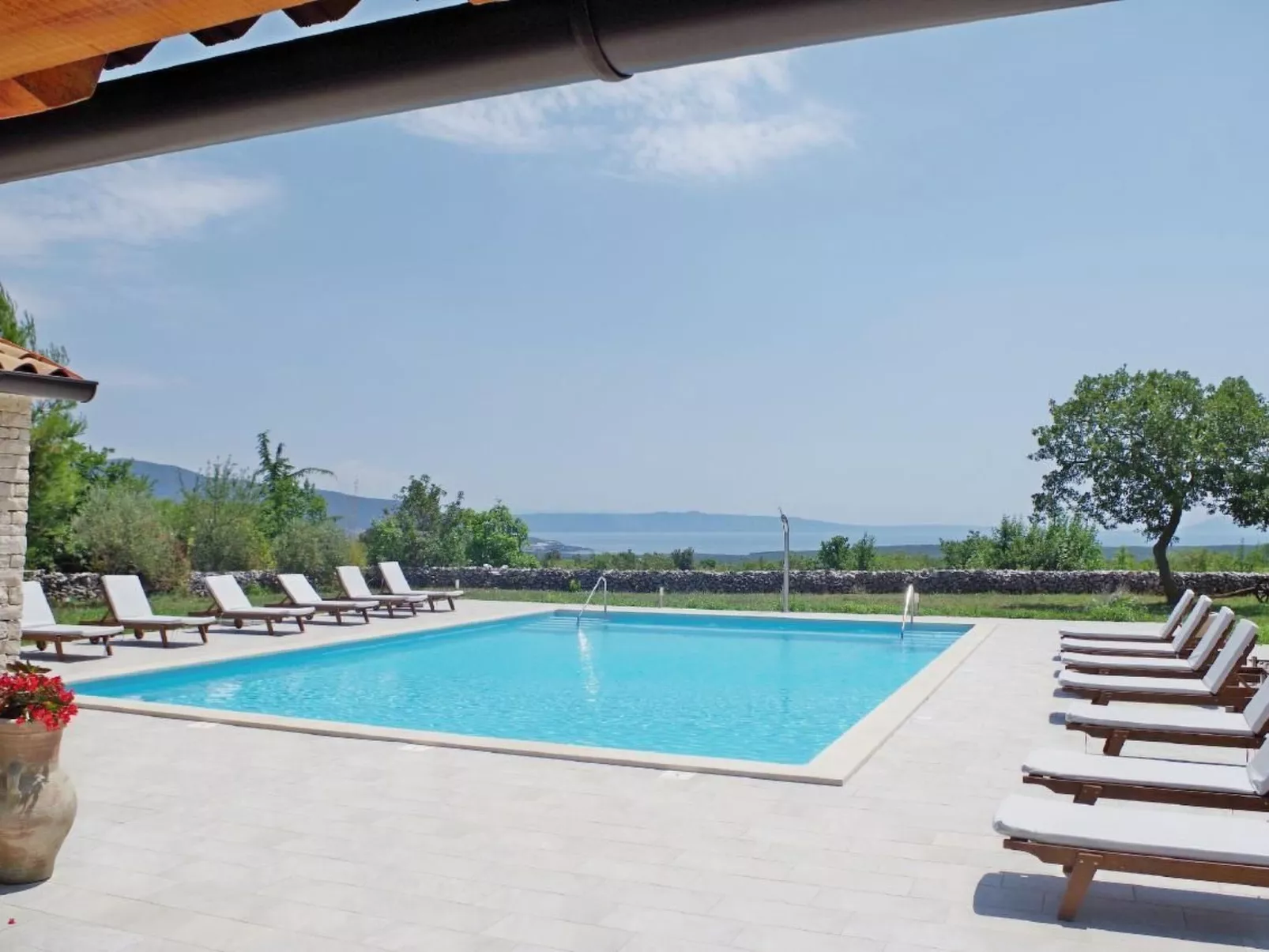 Appartement in Rakalj mit gemeinsamem Pool, Terrasse und Grill-Buiten