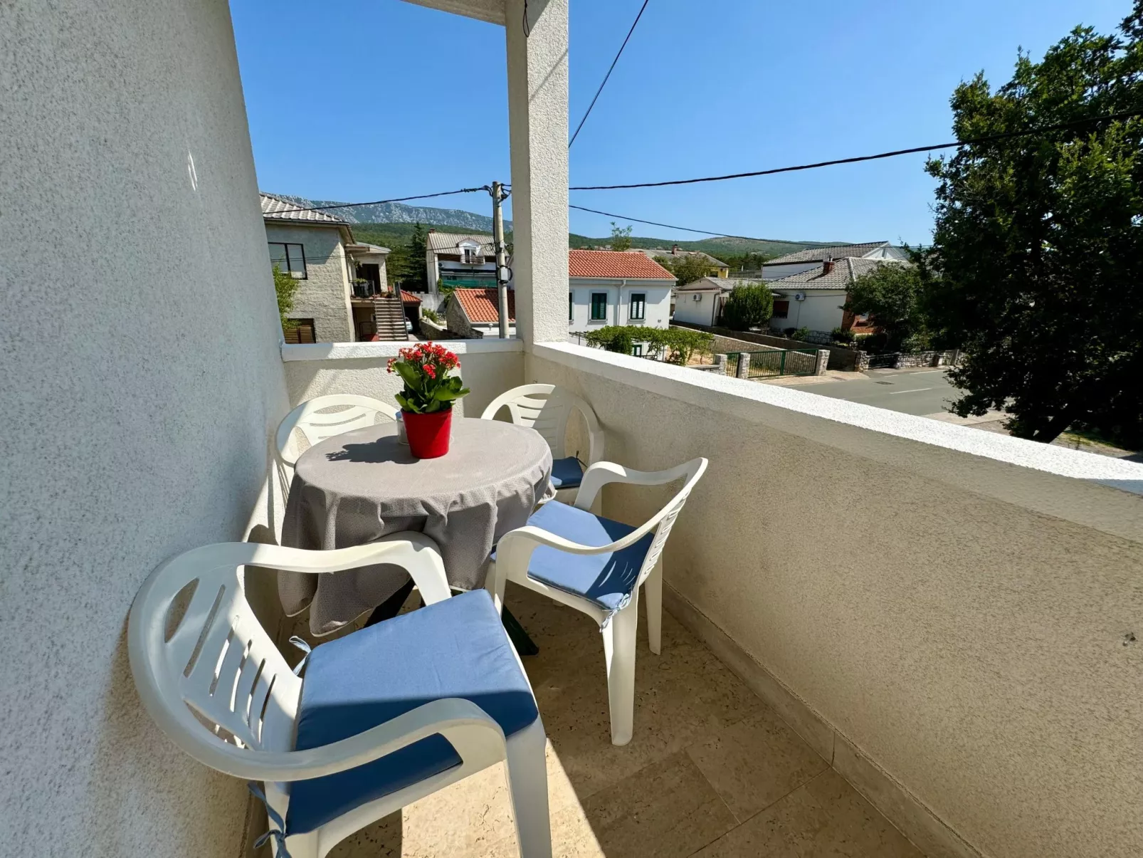 Schöne Ferienwohnung in Jadranovo mit Grill, Terrasse und Garten-Buiten