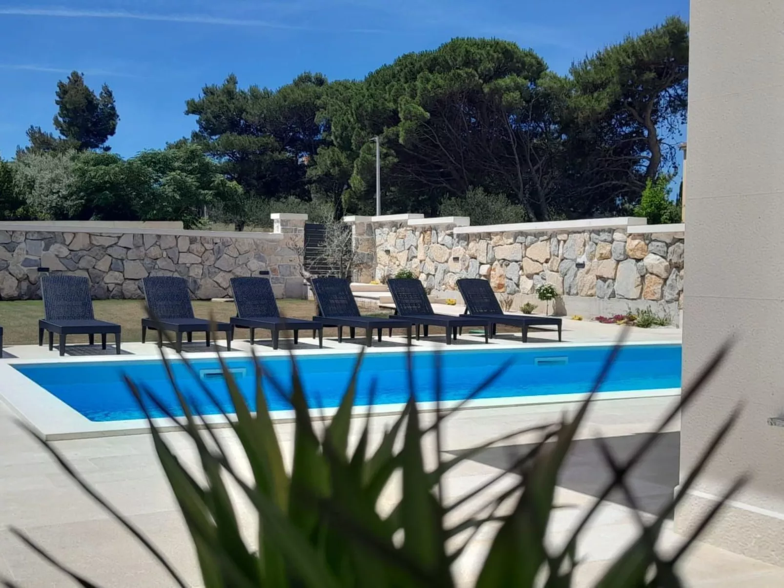 Neue Luxusvilla mit Pool - Agentur TA Leut-Image-tags.info