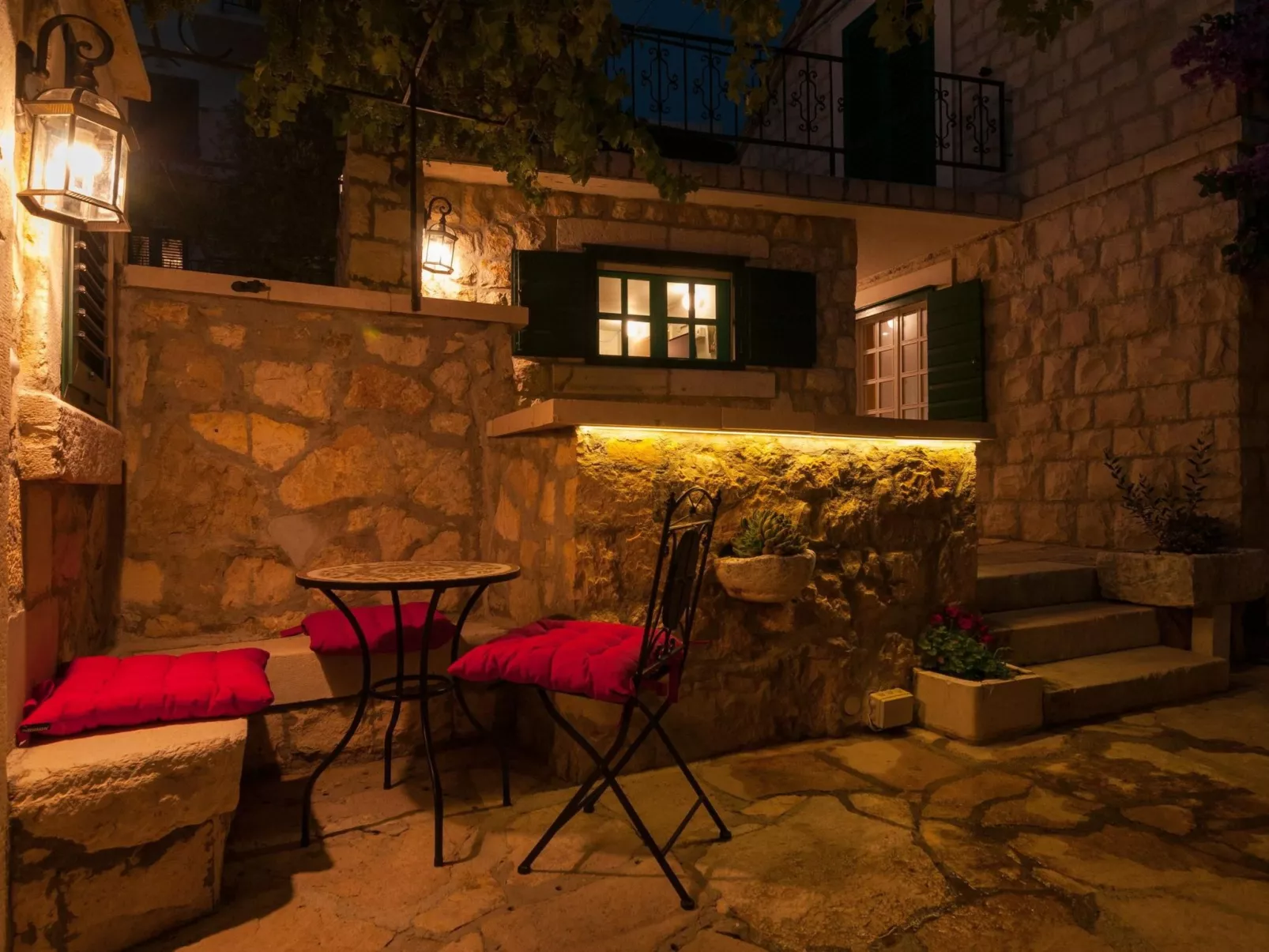 Große Ferienwohnung in Omiš mit Privatem Balkon-Binnen