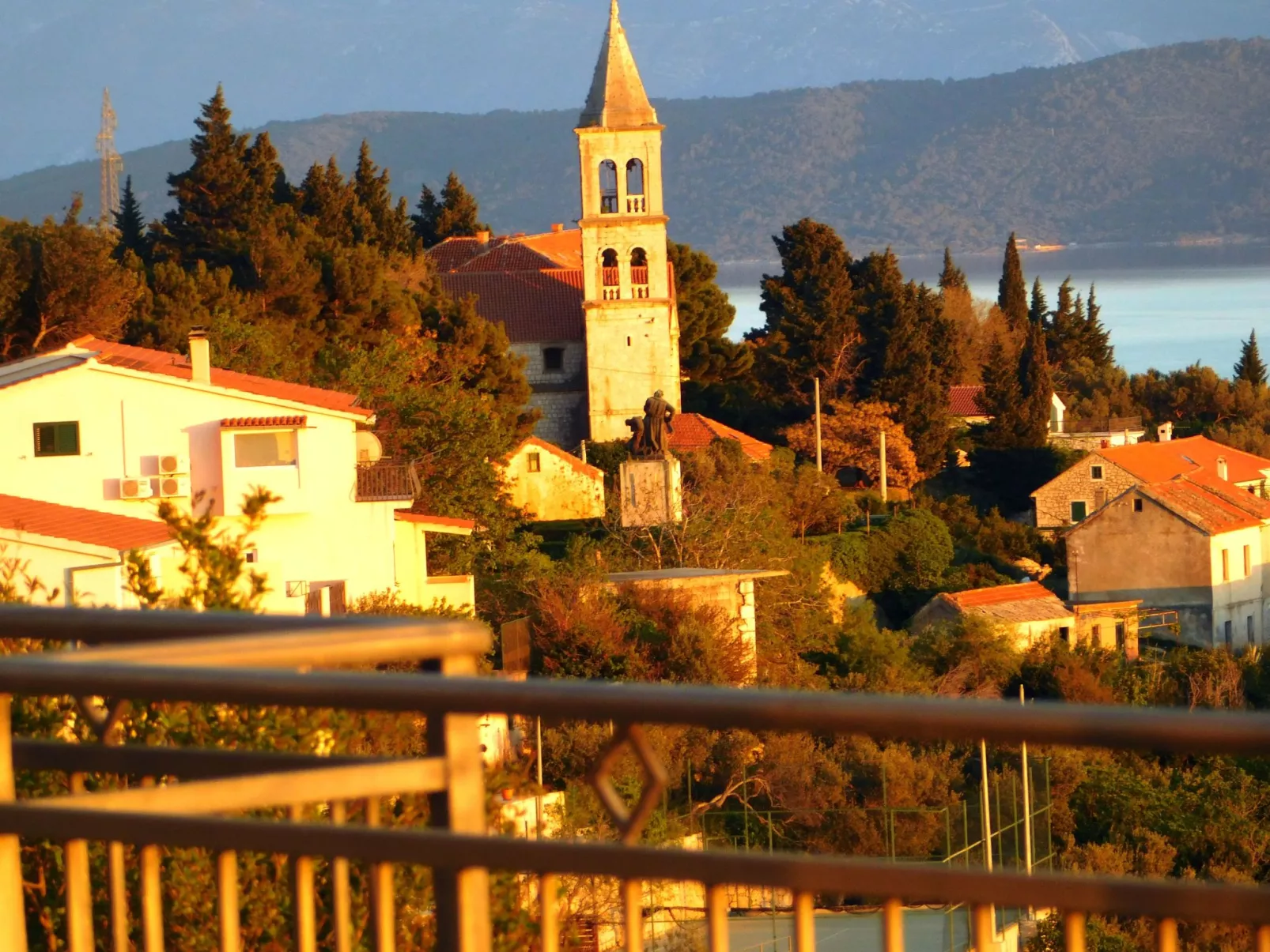 Villa "Lilly" mit Infinity-Pool-Buiten